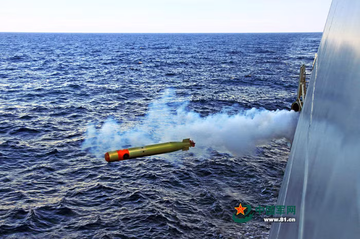 Một chi đội tàu khu trục của Hạm đội Nam Hải, Hải quân Trung Quốc tiến hành diễn tập đối kháng thực binh bắn đạn thật nhiều ngày ở Biển Đông