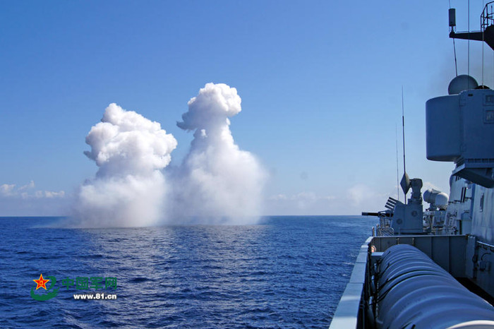 Một chi đội tàu khu trục của Hạm đội Nam Hải, Hải quân Trung Quốc tiến hành diễn tập đối kháng thực binh bắn đạn thật nhiều ngày ở Biển Đông