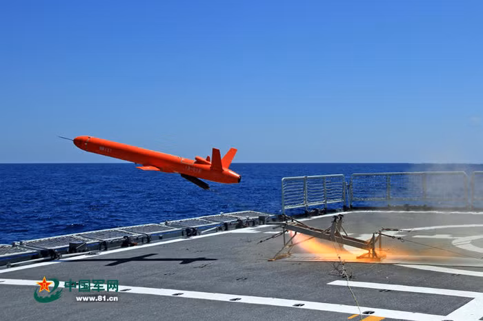 Một chi đội tàu khu trục của Hạm đội Nam Hải, Hải quân Trung Quốc tiến hành diễn tập đối kháng thực binh bắn đạn thật nhiều ngày ở Biển Đông