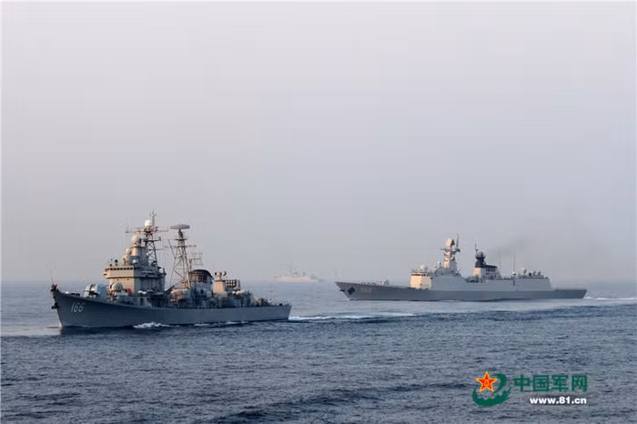 Một chi đội tàu khu trục của Hạm đội Nam Hải, Hải quân Trung Quốc tiến hành diễn tập đối kháng thực binh bắn đạn thật nhiều ngày ở Biển Đông