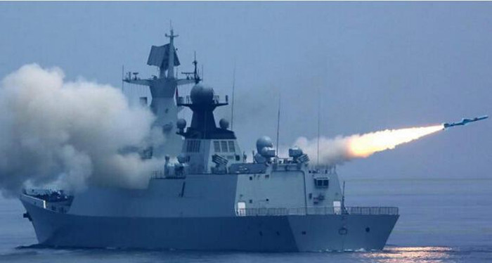 Tàu chiến Hạm đội Nam Hải bắn đạn thật (ảnh tư liệu)