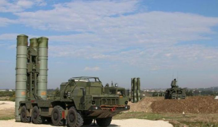 Nga triển khai hệ thống tên lửa phòng không tiên tiến S-400 ở căn cứ không quân Hmeymin, Syria Nga triển khai hệ thống tên lửa phòng không tiên tiến S-400 ở căn cứ không quân Hmeymin, Syria