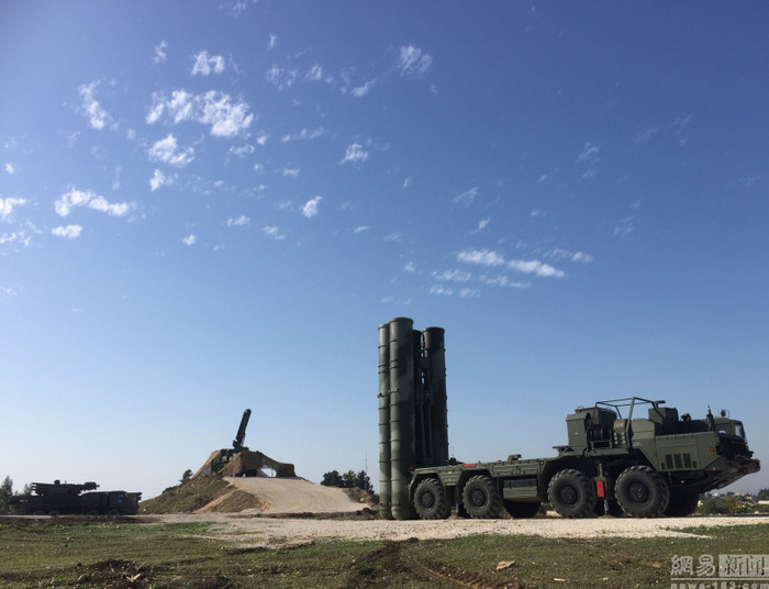 Nga triển khai hệ thống tên lửa phòng không tiên tiến S-400 ở căn cứ không quân Hmeymin, Syria Nga triển khai hệ thống tên lửa phòng không tiên tiến S-400 ở căn cứ không quân Hmeymin, Syria