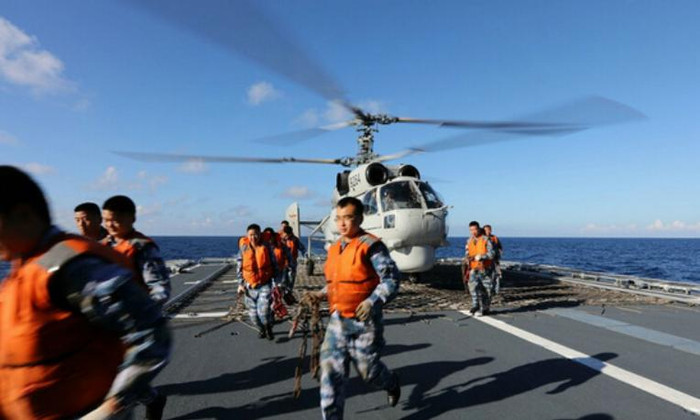 Từ ngày 17 đến ngày 19 tháng 11 năm 2015, cả 3 hạm đội lớn của Hải quân Trung Quốc gồm Hạm đội Bắc Hải, Hạm đội Đông Hải và Hạm đội Nam Hải đã tụ tập ở Biển Đông tiến hành tập trận săn ngầm và đổ bộ quy mô lớn. Trong hình là máy bay trực thăng săn ngầm Ka-28 hạ cánh trên boong tàu