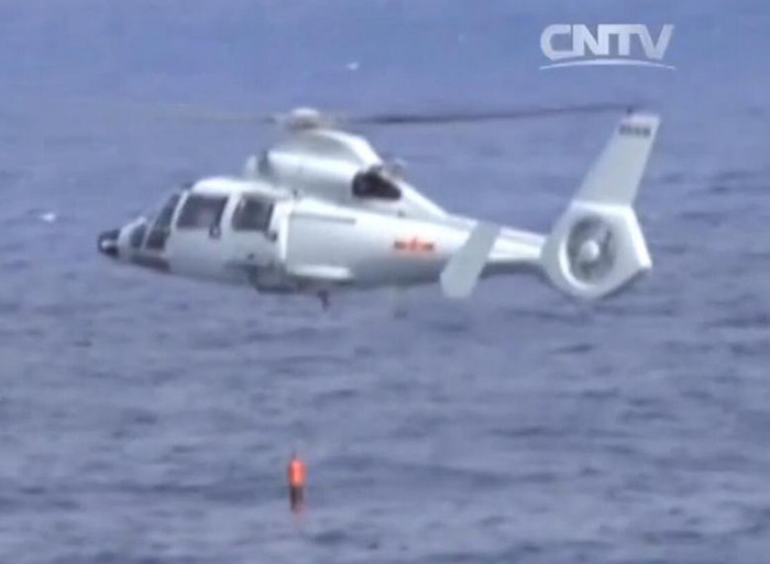 Từ ngày 17 đến ngày 19 tháng 11 năm 2015, cả 3 hạm đội lớn của Hải quân Trung Quốc gồm Hạm đội Bắc Hải, Hạm đội Đông Hải và Hạm đội Nam Hải đã tụ tập ở Biển Đông tiến hành tập trận săn ngầm và đổ bộ quy mô lớn. Trong hình là diễn tập khoa mục săn ngầm.