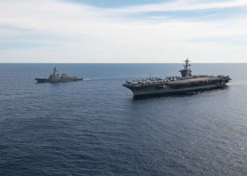 Tàu sân bay USS Theodore Roosevelt và tàu khu trục USS Lassen Hải quân Mỹ trên Biển Đông (nguồn mạng sina Trung Quốc) Tàu sân bay USS Theodore Roosevelt và tàu khu trục USS Lassen Hải quân Mỹ trên Biển Đông (nguồn mạng sina Trung Quốc)