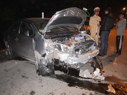 Sau cú đâm mạnh, đầu chiếc xe hộp bị nát bét