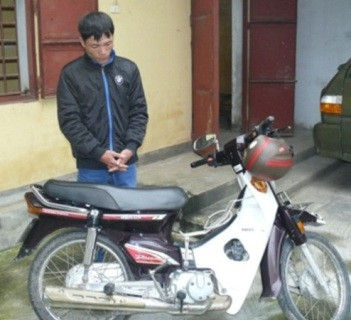 Đối tượng Tuấn cùng tang vật tại cơ quan điều tra. Đối tượng Tuấn cùng tang vật tại cơ quan điều tra.