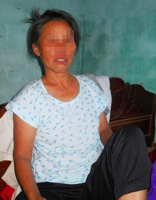 Sau hơn 20 năm bị bọn buôn người lừa bán sang Trung Quốc, bà Hường đã tìm được đường về quê nhà. Sau hơn 20 năm bị bọn buôn người lừa bán sang Trung Quốc, bà Hường đã tìm được đường về quê nhà.