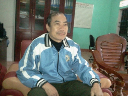 Thầy Lữ Xuân Khầm - Hiệu trưởng Trường PTDT bán trú, THCS Hồng Tiến thừa nhận trong trường đã có 213 em đã bị tổ chức trên lấy máu. Tuy nhiên ông cũng phủ định một số thông tin mà phụ huynh và học sinh phản ánh Thầy Lữ Xuân Khầm - Hiệu trưởng Trường PTDT bán trú, THCS Hồng Tiến thừa nhận trong trường đã có 213 em đã bị tổ chức trên lấy máu. Tuy nhiên ông cũng phủ định một số thông tin mà phụ huynh và học sinh phản ánh