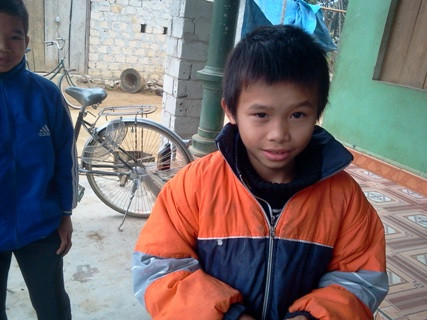 Những em học sinh nhỏ thế này cũng bị lấy máu Những em học sinh nhỏ thế này cũng bị lấy máu