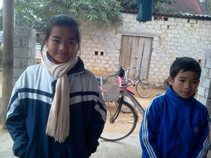 Có gia đình có 2 đứa con học cùng trường trên đều bị lấy máu như hai chị em này. Có gia đình có 2 đứa con học cùng trường trên đều bị lấy máu như hai chị em này.