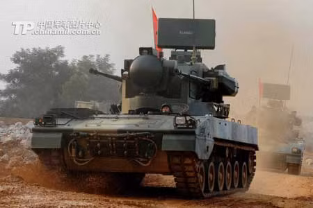 Pháo phòng không tự hành PGZ-07 vẫn chưa thoát khỏi cái bóng sao chép công nghệ nước ngoài Ảnh: Chinamil