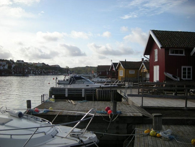 Fiskebckskil, Thụy Điển: Rất nhiều người Thụy Điển đã đến vùng phía Tây để cảm nhận sự yên tĩnh tuyệt vời của “Bờ biển của những cuốn tiểu thuyết”, vùng phụ cận Marstrand, quần đảo Vredarnar và Fiskebckskil là những địa danh mà các nhà văn và tác giả đặc biệt ưa thích.