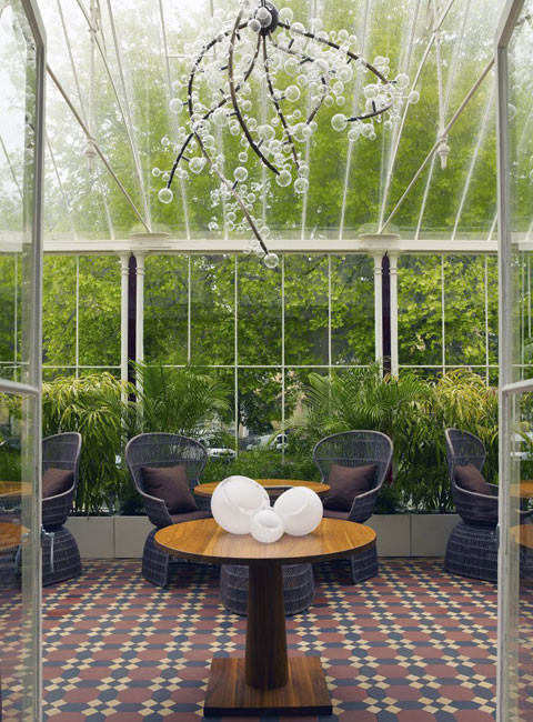 Costwolds, Cheltenham, Anh: Những người dân Anh quốc đã quyết định thuê phòng nghỉ để tránh xa cái ồn ào náo nhiệt của Olympic, điều này đã dẫn tới việc số phòng được thuê ở Anh trở thành một con số kỉ lục, ngày nay họ có xu hướng trở về với thiên nhiên, đến với những cánh đồng rộng lớn ở vùng nông thôn. Những thằng cảnh ở đây đáp ứng một cách phù hợp nhất nhu cầu nghỉ ngơi ngắn ngày của họ, ví dụ như, những gò đồi và rượu táo ở đây rất nổi tiếng đối với người dân Somerset, hoặc cũng có thể nói Costwolds cực kì mê hoặc người dân ở Stow. Cùng với những suối nước nóng cao cấp rất nổi tiếng trên thế giới, vùng Cheltenhalm này cũng là nơi đặt những trường đua ngựa của Anh, những quán rượu lớn Montpellier tại đây cũng có lối kiến trúc rất đặc sắc, tràn ngập hơi thở của nghệ thuật đương đại.