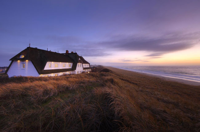 Hirt, Đức: Từ Đông Bắc Harmburg đi khoảng ba giờ đồng hồ sẽ đến vùng được coi như là Hampton của Đức ở Đảo Bắc, là vùng đất nghỉ dưỡng của những thương gia giàu có người Đức. Giáo đường LyhnDhority, quán rượu Sl’ring Hof trên đảo có thể giúp du khách vượt qua những cồn cát cỏ hoang dã, rậm rạp để mở ra trước mắt khung cảnh bờ biển đẹp như tranh vẽ.