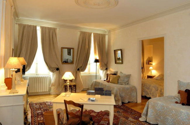 Grignan, Provence, Pháp: Người dân Pháp mỗi năm đều dành ra kì nghỉ cuối tuần của tuần thứ sáu để leo lên những đỉnh núi cao. Tuy nhiên những con người sống ở đất nước du lịch này lại chỉ có thể bỏ qua những thắng cảnh du lịch vốn đã nổi tiếng như là Provence hay Normandy để lựa chọn những nơi không quá nổi tiếng nhưng phong cảnh vẫn rất mĩ lệ như Morbihan và Loire Atlantic để thoải mái an dưỡng hơn. Trong đó thôn Gryan-một nơi có văn hóa ẩm thực rất phong phú có thể giúp họ trở về với tự nhiên, đây quả thực là một lựa chọn lí tưởng. Ngoài ra, nơi ấy có một khách sạn nhỏ tên là Le claire de plane sẽ luôn làm hài lòng du khách.