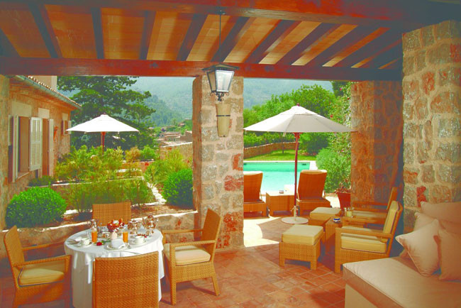 Waterman, Deia, đảo Majorca, Tây Ban Nha: Mọi người thường khá xa lại với đảo Majorca. Ven bờ biển ở đây có những ngôi nhà cổ đã bị bỏ hoang từ lâu, những ngọn núi đá vôi dốc đứng về phía biển và những rừng thông tuyệt đẹp, nhiều nhà nghệ thuật và lãnh đạo lớn đều đã tới du lịch trên những đỉnh núi cao ở đây. Những quán rượu La Residensial nằm trên những cánh đồng cam quýt ở Deia, thậm chí thu hút đến cả Richard Branson, Robert Graves… cũng như rất nhiều nhà nghệ thuật khác.