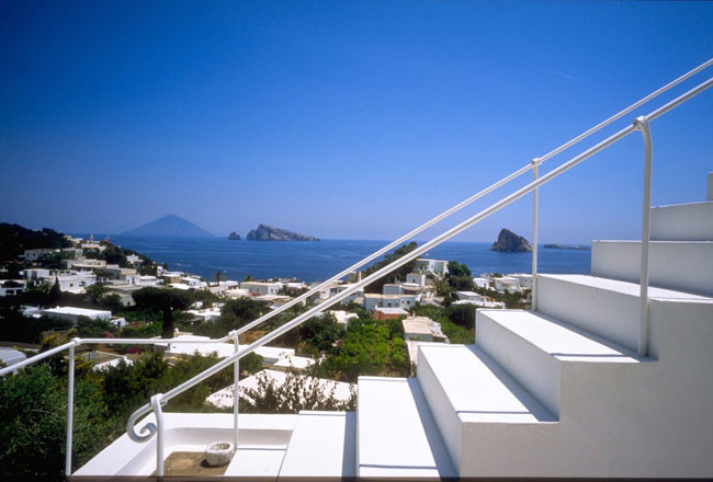 Đảo Panarea, đảo Sandstorm, đảo Sicily, Ý: Những gì Michelangelo Antonioni làm đã khiến cho hòn đảo Panarea nổi danh khắp thế giới, luôn luôn chỉ có thể là máy bay hoặc trực thăng đáp xuống vùng đất thần bí này, nó có thể trở thành đảo Capri của Địa Trung Hải. Càng nhiều hòn đảo nhỏ với vẻ đẹp tinh xảo của quần đảo Aeolian lại càng thu hút rất nhiều thương gia giàu có cũng như tỉ phú từ Rô ma và Sicily, trong đó đồng thời có cả Anish Kapoor, Hoàng tử Caroline, William và Robert Cavalli…cũng rất nhiều người nổi tiếng khác đều là khách quen tại đây. Những quán rượu Zelaya trên hòn đảo cũng rất độc đáo, mang đậm hơi thở của sự ngọt ngào quyến rũ.