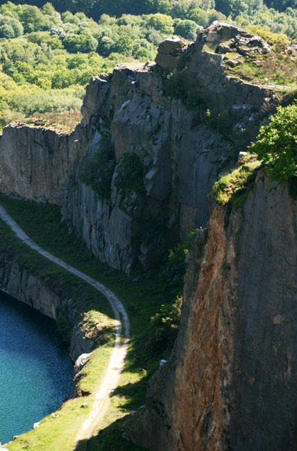 Bornholm, Denmark: Vùng Bornholm với gió biển thổi nhẹ nhàng vào những giáo đường có hình tròn, cá biển xông khói và đồ gốm sứ vốn nổi tiếng xa hoa. Khách sạn Badehotel Stammershaller tọa lạc ở trung tâm của làng chài Gudhjem.