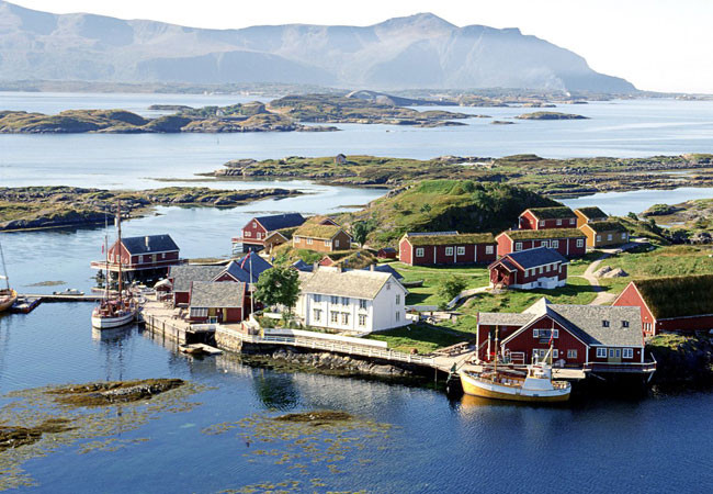 Nordm, Norway: Ở vịnh Norway, muốn tách ra khỏi dòng người đông đúc là điều không hề dễ dàng. Rất nhiều người Nauy muốn tránh xa khỏi những mặt hồ đông người tới tham quan trên đảo Lofoten. Ở bờ biển phía Tây Nauy, từ Christian đi về phía Nam khoảng 20 phút tọa lạc một khu nghỉ mát xa hoa đã được cải tạo để câu cá từ thế kỉ thứ 17. Đằng sau những quán rượu trên phà hay du thuyền, bạn có thể được nếm qua những món cá tươi ngon trên sàn tàu được đánh bóng kĩ càng với sự yên tĩnh tuyệt đối, hoàn toàn không bị ảnh hưởng từ bên ngoài.