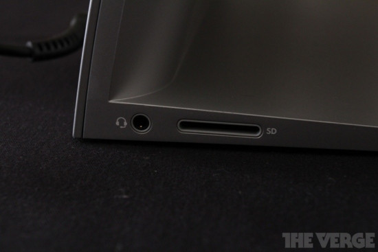 Khe cắm thẻ SD. Khe cắm thẻ SD.