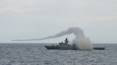 Khinh hạm KD Jebat lớp Lekiu phóng tên lửa hành trình đối hạm MM40 Block 2 Exocet có tầm bắn tối đa hơn 70km. Khinh hạm KD Jebat lớp Lekiu phóng tên lửa hành trình đối hạm MM40 Block 2 Exocet có tầm bắn tối đa hơn 70km.