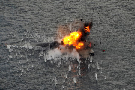 Khinh hạm KD Jebat lớp Lekiu phóng tên lửa hành trình đối hạm MM40 Block 2 Exocet có tầm bắn tối đa hơn 70km. Khinh hạm KD Jebat lớp Lekiu phóng tên lửa hành trình đối hạm MM40 Block 2 Exocet có tầm bắn tối đa hơn 70km.