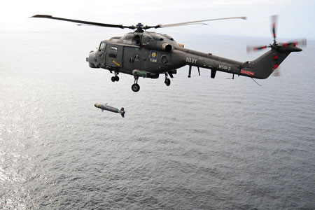 Trực thăng Sea Lynx Mk300 phóng tên lửa không đối hạm tầm ngắn MBDA Sea Skua. Trực thăng Sea Lynx Mk300 phóng tên lửa không đối hạm tầm ngắn MBDA Sea Skua.