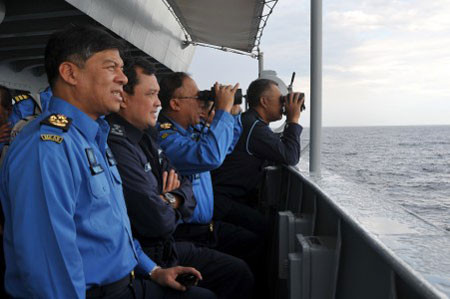 Các quan chức cao cấp Hải quân Hoàng gia Malaysia theo dõi cuộc tập trận bắn tên lửa. Các quan chức cao cấp Hải quân Hoàng gia Malaysia theo dõi cuộc tập trận bắn tên lửa.