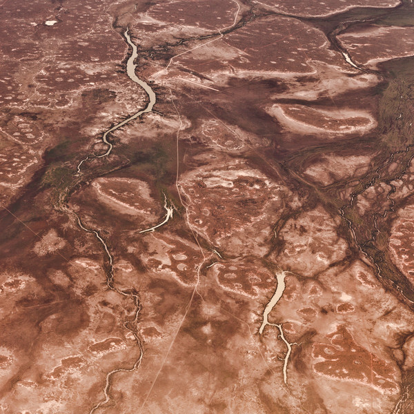 Bên cạnh nước mưa, các suối phun từ lòng đất cũng góp phần tạo ra những dòng chảy trên nền sa mạc. Tuy nhiên, lượng nước ngầm tại đây đang ngày càng sụt giảm do việc đào giếng khai thác dầu mỏ tại vùng này. Bên cạnh nước mưa, các suối phun từ lòng đất cũng góp phần tạo ra những dòng chảy trên nền sa mạc. Tuy nhiên, lượng nước ngầm tại đây đang ngày càng sụt giảm do việc đào giếng khai thác dầu mỏ tại vùng này.