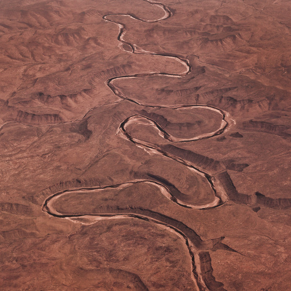 Vào mùa khô, các lòng sông cạn trơ đáy là hình ảnh quen thuộc ở sa mạc Simpson. Du khách tham quan phải hết sức đề phòng những trận lũ bất ngờ khi tham quan lòng sông cạn. Trên thực tế, nhiều người đã chết đuối trong sa mạc khi gặp phải những trận lũ này. Vào mùa khô, các lòng sông cạn trơ đáy là hình ảnh quen thuộc ở sa mạc Simpson. Du khách tham quan phải hết sức đề phòng những trận lũ bất ngờ khi tham quan lòng sông cạn. Trên thực tế, nhiều người đã chết đuối trong sa mạc khi gặp phải những trận lũ này.