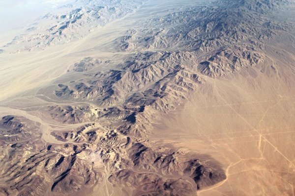 Bên dưới sa mạc, các hoạt động địa chất liên tục diễn ra. Các nhà khoa học dự báo, địa mảng Bắc Mỹ sẽ tách đôi và nước biển sẽ tràn vào, tạo thành một biển mới trong hàng triệu năm nữa. Bên dưới sa mạc, các hoạt động địa chất liên tục diễn ra. Các nhà khoa học dự báo, địa mảng Bắc Mỹ sẽ tách đôi và nước biển sẽ tràn vào, tạo thành một biển mới trong hàng triệu năm nữa.