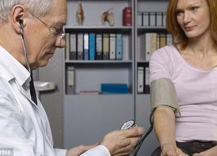 Hiểu rõ những triệu chứng: Phụ nữ thường có những triệu chứng về bệnh tim khác với đàn ông vì vậy việc hiểu rõ về các triệu chứng là rất quan trọng. Hầu hết phụ nữ thường có các dấu hiệu thở gấp và buồn nôn thay vì những cơn đau ngực nặng và mệt mỏi… đó cũng là lý do vì sao bệnh tim có thể bị chẩn đoán nhầm.