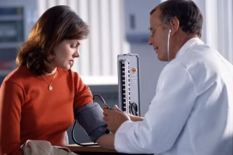 Kiểm tra sức khỏe: Hãy kiểm tra sức khỏe tim 1 lần/năm hoặc càng sớm càng tốt nếu bạn nghi ngờ có vấn đề tiềm ẩn.