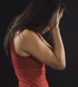 Mệt mỏi: Mệt mỏi cũng có thể là dấu hiệu của bệnh suy tim. Khi bị suy tim, quá trình lưu thông máu qua tim gặp “trục trặc”. Điều này ảnh hưởng trực tiếp tới hoạt động của các tế bào trong cơ thể, làm giảm sức đề kháng của cơ thể và tăng cảm giác mệt mỏi.