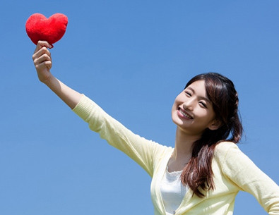Một số mẹo nhỏ tránh những cơn đau tim. Thứ nhất cần phải hiểu rõ những nguy cơ mắc bệnh tim: Có rất nhiều nguy cơ mà chúng ta không thể kiểm soát được (tuổi tác, di truyền), nhưng cũng có hàng loạt các yếu tố hoàn toàn có thể khống chế được. Bởi vậy, bạn nên hiểu rõ về nguy cơ mắc bệnh tim của mình để biết cách phòng bệnh phù hợp. Một số mẹo nhỏ tránh những cơn đau tim. Thứ nhất cần phải hiểu rõ những nguy cơ mắc bệnh tim: Có rất nhiều nguy cơ mà chúng ta không thể kiểm soát được (tuổi tác, di truyền), nhưng cũng có hàng loạt các yếu tố hoàn toàn có thể khống chế được. Bởi vậy, bạn nên hiểu rõ về nguy cơ mắc bệnh tim của mình để biết cách phòng bệnh phù hợp.