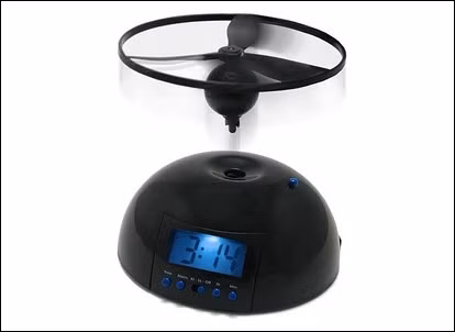 3. Flying Alarm Clock: Với người thường ngủ nướng, Flying Alarm Clock trở thành công cụ đánh thức tuyệt vời. Ngay khi đồng hồ kêu, cánh quạt liền bay lên cao và chỉ khi nào bạn nhét được nó vào chỗ cũ thì chuông mới dừng lại. Công cuộc này không dễ dàng chút nào, bởi cánh quạt có thể bay rất cao, rơi vào một góc bụi bặm khiến bạn dù tóm được cũng chẳng còn hứng thú ngủ tiếp.
