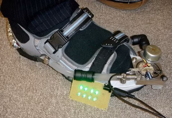 8. Power Sandals: Đây chỉ là nguyên mẫu thử nghiệm thay vì sản phẩm được bán chính thức. Ý tưởng cho biết, Power Sandals sẽ chuyển đổi năng lượng khi di chuyển để sạc pin cho thiết bị di động. Nhìn chung, hệ thống sẽ rất được đón nhận nếu cập nhật thiết kế thời trang hơn đôi chút.