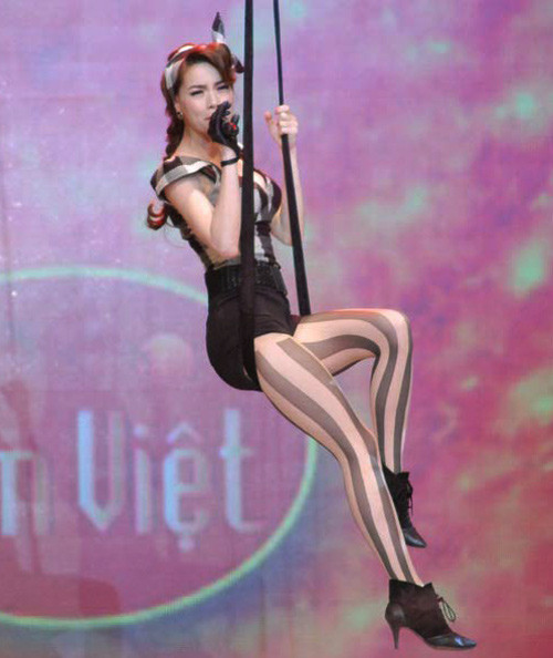 Hồ Ngọc Hà cá tính với đôi chân được tô điểm những sọc kẻ bắt mắt.