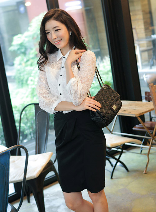 Khoảng may đáp trước ngực sẽ giúp chiếc áo ren thêm phần kín đáo, lịch sự. Khoảng may đáp trước ngực sẽ giúp chiếc áo ren thêm phần kín đáo, lịch sự.