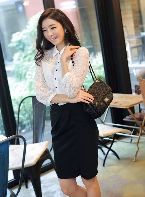 Khoảng may đáp trước ngực sẽ giúp chiếc áo ren thêm phần kín đáo, lịch sự.