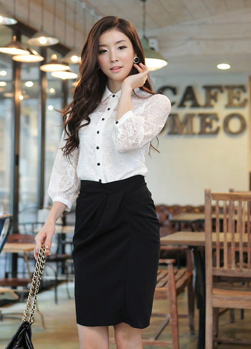 Sơ mi ren màu nude điệu đà với tay phồng và hàng cúc đen nổi bật. Sơ mi ren màu nude điệu đà với tay phồng và hàng cúc đen nổi bật.