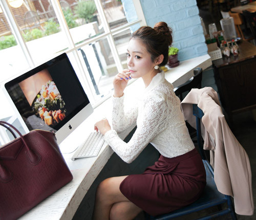 Áo ren sang trọng với cổ peterpan duyên dáng. Áo ren sang trọng với cổ peterpan duyên dáng.