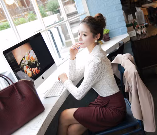 Áo ren sang trọng với cổ peterpan duyên dáng.