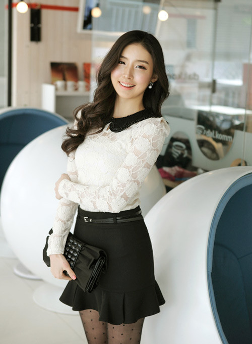 Áo ren be với hàng cổ cánh sen màu đen nổi bật. Áo ren be với hàng cổ cánh sen màu đen nổi bật.