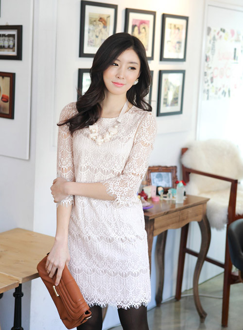 Đầm ren cũng rất hợp với kiểu nữ trang kết sợi lụa. Đầm ren cũng rất hợp với kiểu nữ trang kết sợi lụa.