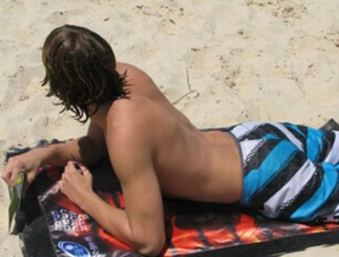 1. Không chống nắng: Các chuyên gia cho rằng ánh nắng mặt trời chính là tác nhân gây lão hóa sớm cho làn da, các tia UV (tia cực tím) sẽ làm cho da có nhiều nếp nhăn và các vết nám, đồi mồi… 1. Không chống nắng: Các chuyên gia cho rằng ánh nắng mặt trời chính là tác nhân gây lão hóa sớm cho làn da, các tia UV (tia cực tím) sẽ làm cho da có nhiều nếp nhăn và các vết nám, đồi mồi…