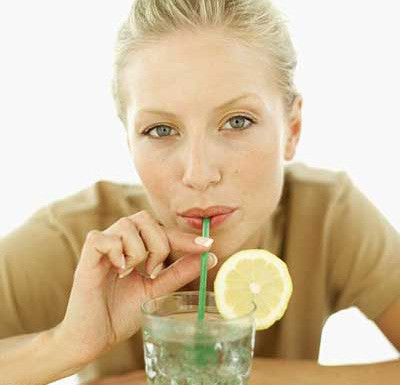 Hút thuốc lá ảnh hưởng nhiều đến sức khỏe và đồng thời các chất trong khói thuốc lá cũng làm cho da chúng ta sạm đen lại, nổi mụn. Ngoài ra, hút thuốc lá và dùng ống hút khi uống nước phải sử dụng các cử chỉ như bụm môi làm cho da xung quanh môi xuất hiện nếp nhăn. Hút thuốc lá ảnh hưởng nhiều đến sức khỏe và đồng thời các chất trong khói thuốc lá cũng làm cho da chúng ta sạm đen lại, nổi mụn. Ngoài ra, hút thuốc lá và dùng ống hút khi uống nước phải sử dụng các cử chỉ như bụm môi làm cho da xung quanh môi xuất hiện nếp nhăn.