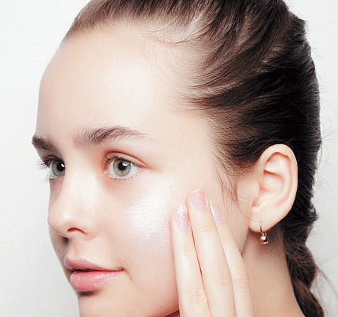 3. Bỏ qua những thay đổi trên da: Nếu da trên má bạn đỏ như cà chua có nghĩa sức đề kháng của da đã yếu đi. Nguyên nhân của tình trạng này là do tiếp xúc trực tiếp với ánh nắng mặt trời, căng thẳng, hoặc do dùng quá nhiều rượu, cà phê và đồ ăn cay. Nếu không chú ý điều này sẽ khiến da có nhiều nếp nhăn sớm, phát ban và kích thích mọc mụn trứng cá. 3. Bỏ qua những thay đổi trên da: Nếu da trên má bạn đỏ như cà chua có nghĩa sức đề kháng của da đã yếu đi. Nguyên nhân của tình trạng này là do tiếp xúc trực tiếp với ánh nắng mặt trời, căng thẳng, hoặc do dùng quá nhiều rượu, cà phê và đồ ăn cay. Nếu không chú ý điều này sẽ khiến da có nhiều nếp nhăn sớm, phát ban và kích thích mọc mụn trứng cá.